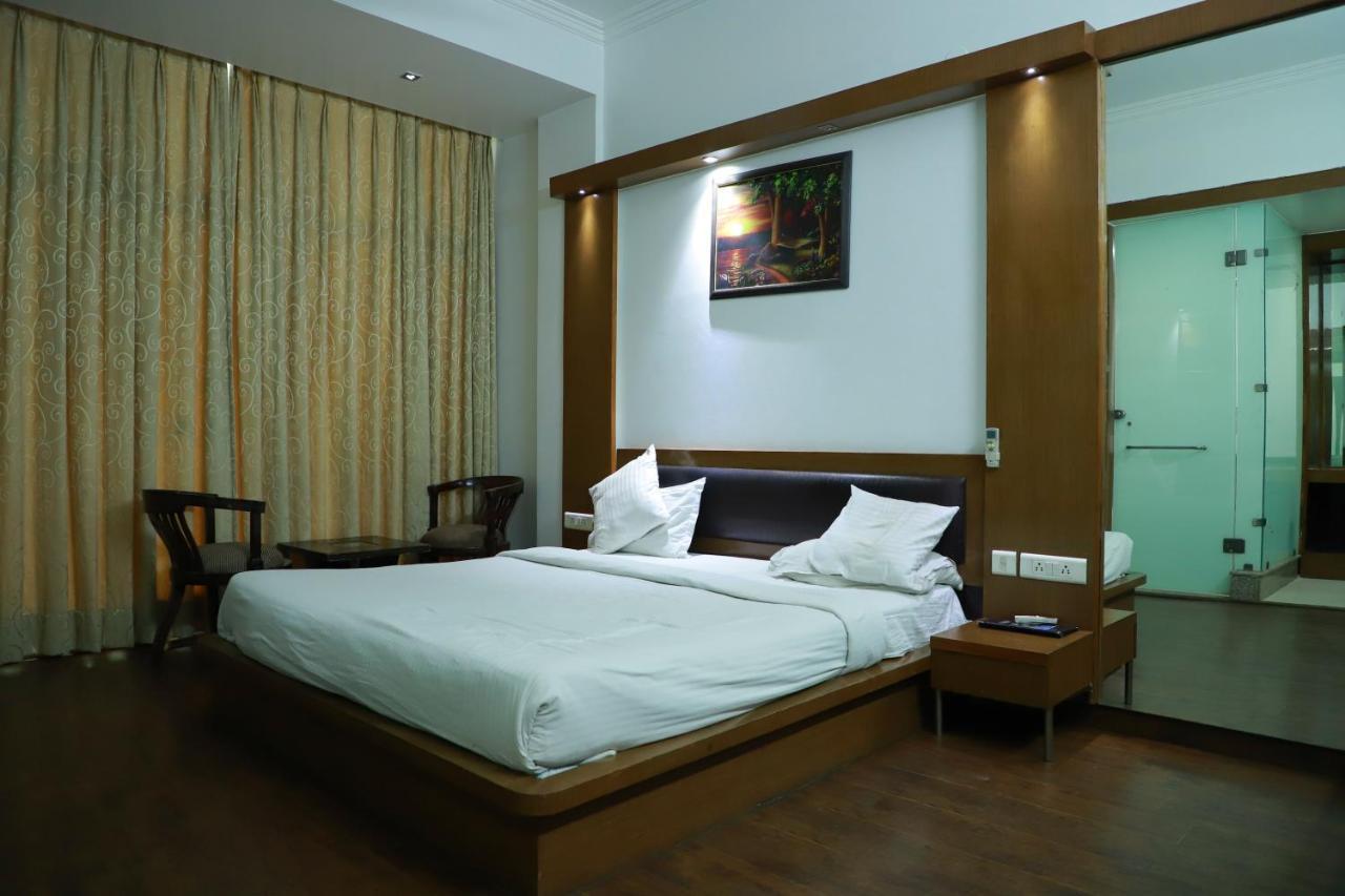 Hotel Parth Inn Газиабад Экстерьер фото