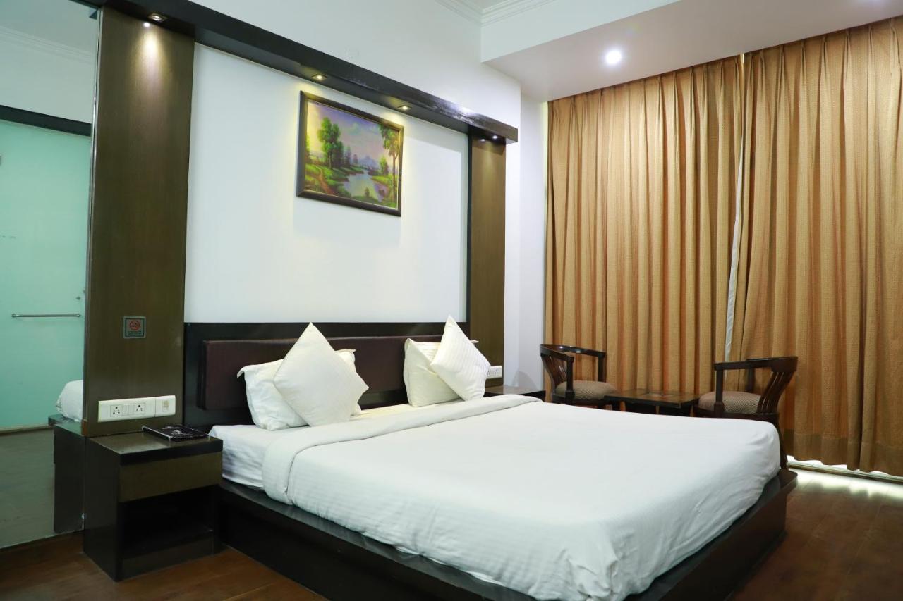 Hotel Parth Inn Газиабад Экстерьер фото