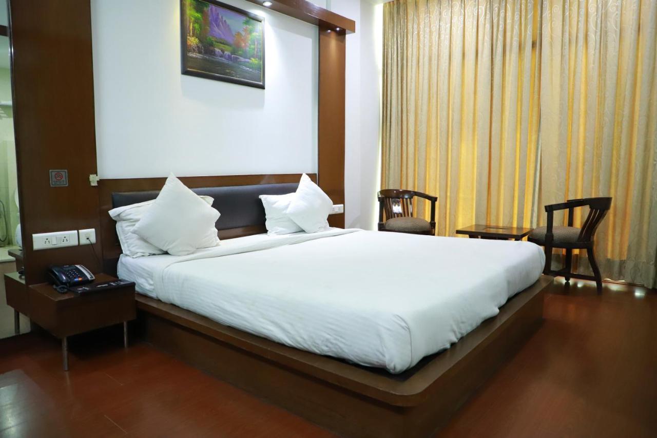 Hotel Parth Inn Газиабад Экстерьер фото