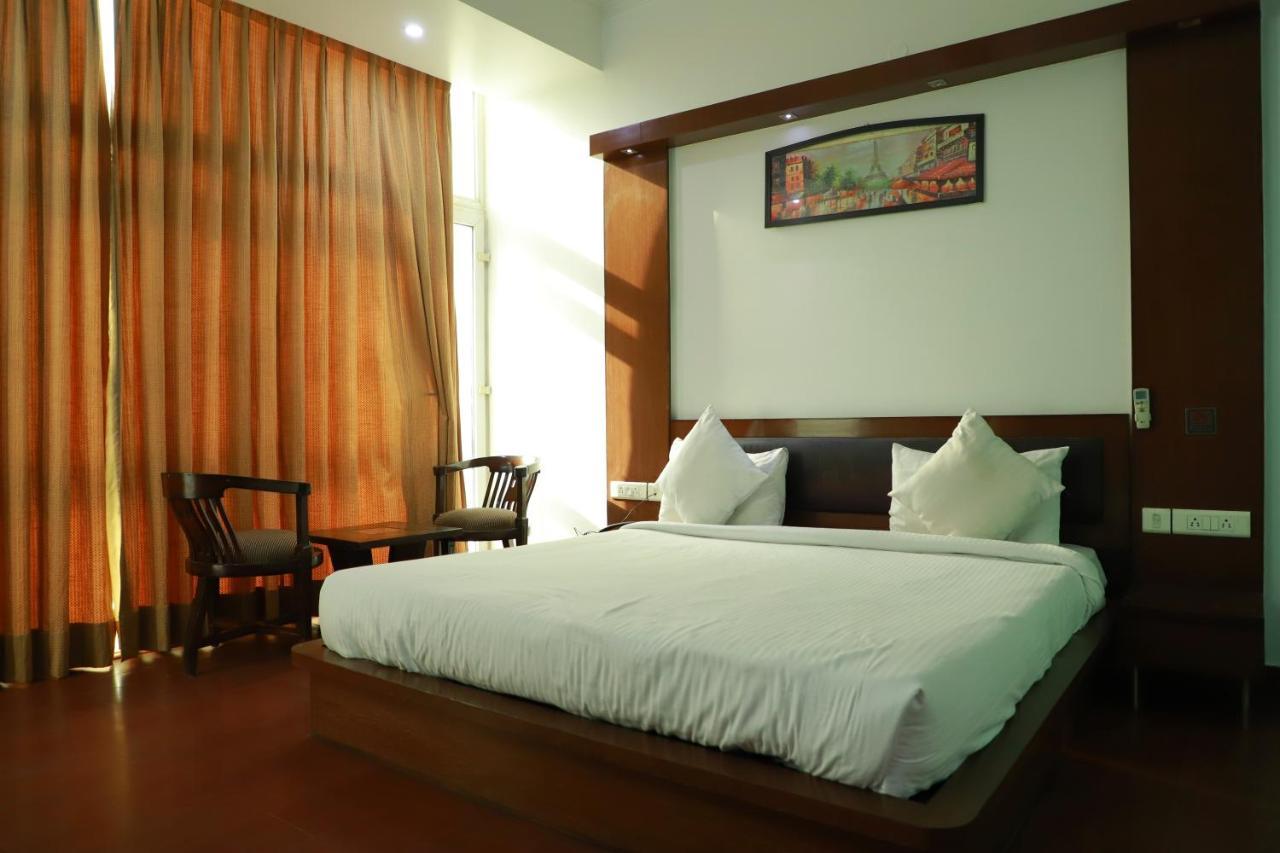 Hotel Parth Inn Газиабад Экстерьер фото
