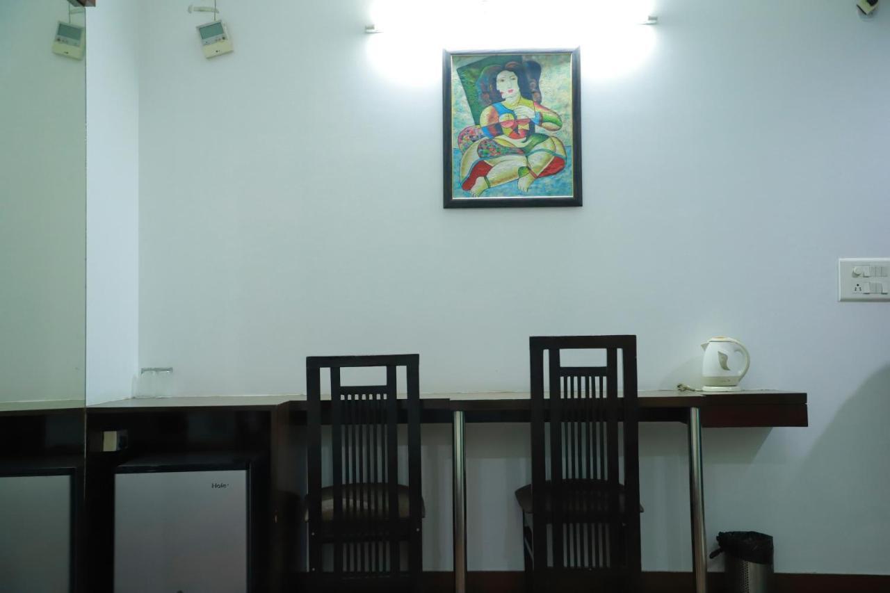 Hotel Parth Inn Газиабад Экстерьер фото