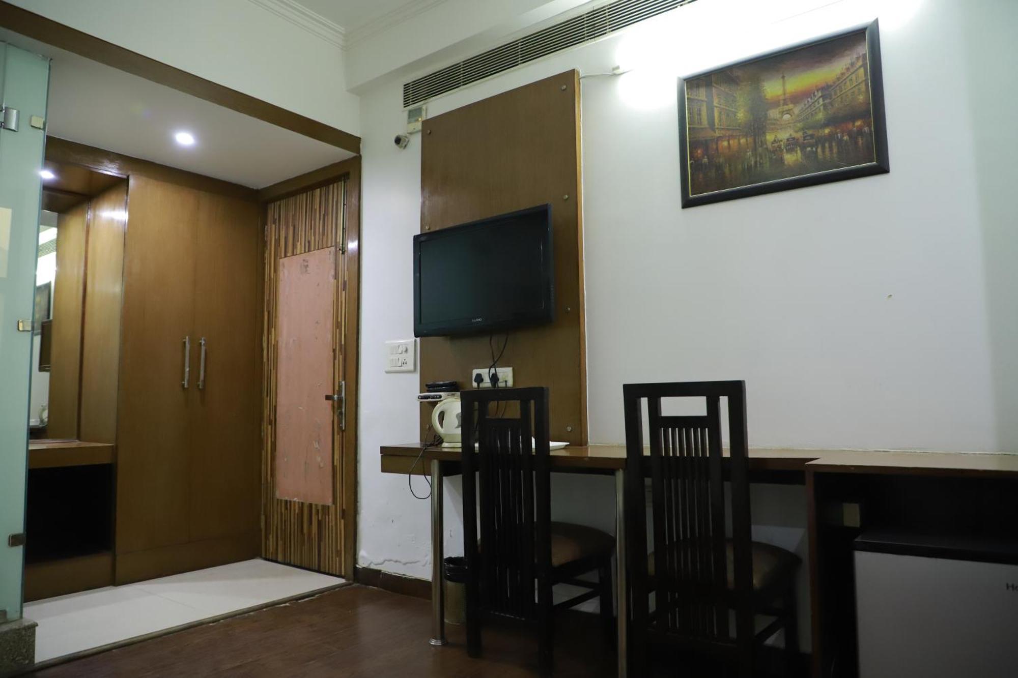 Hotel Parth Inn Газиабад Экстерьер фото