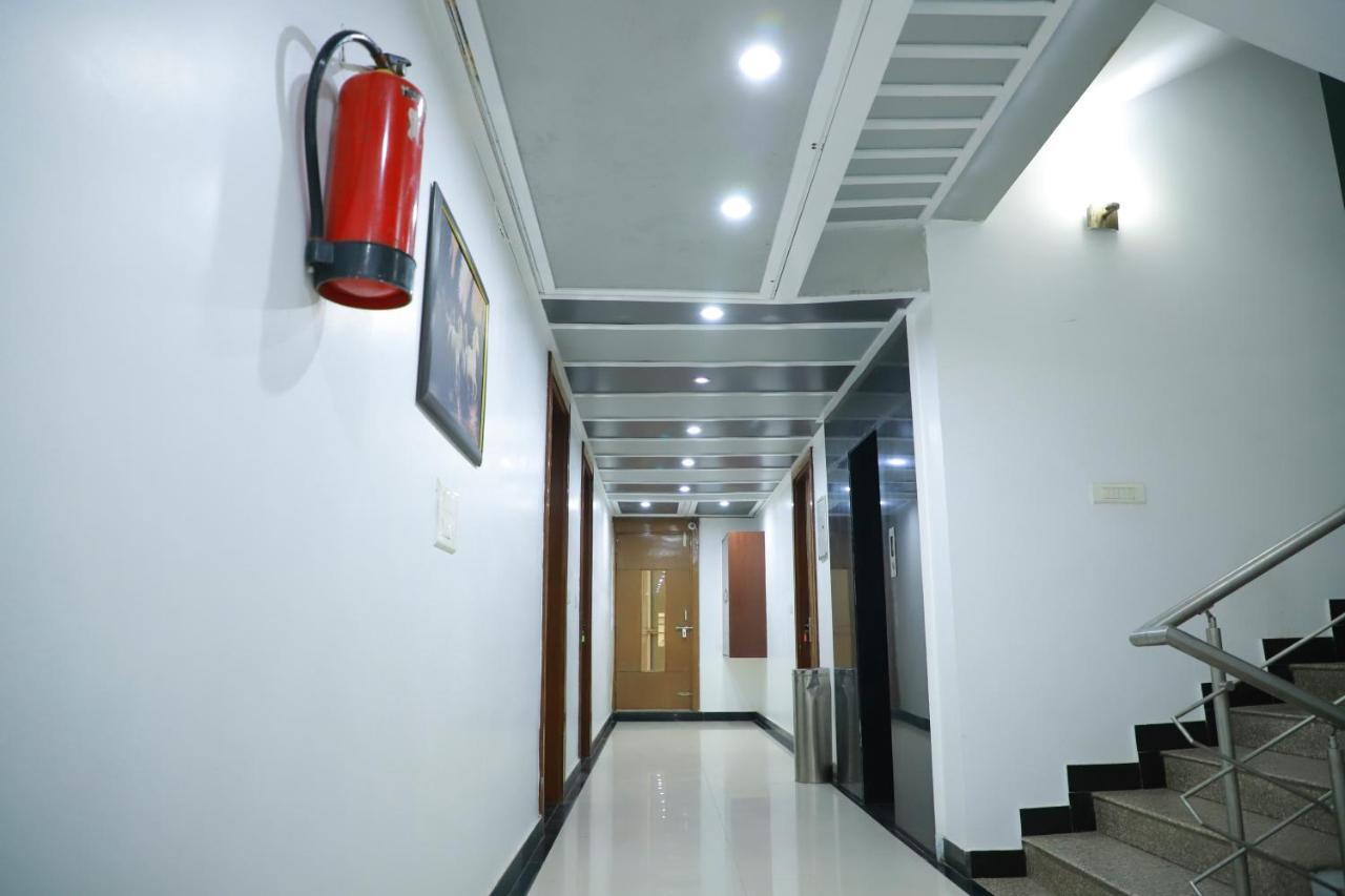 Hotel Parth Inn Газиабад Экстерьер фото
