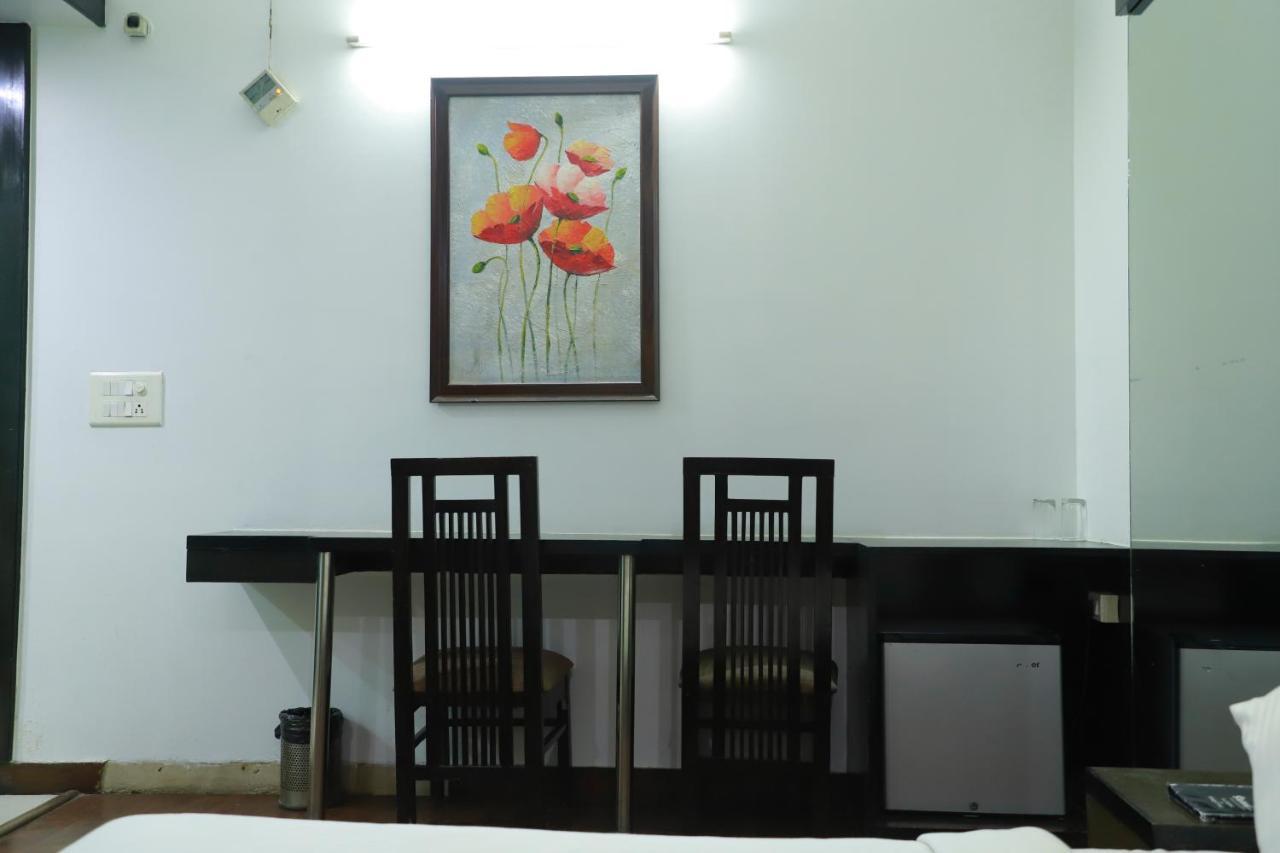 Hotel Parth Inn Газиабад Экстерьер фото