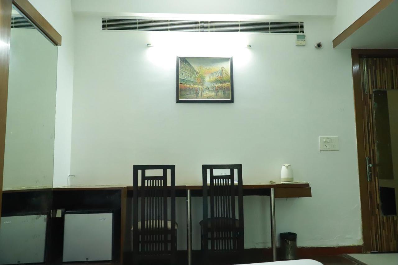 Hotel Parth Inn Газиабад Экстерьер фото