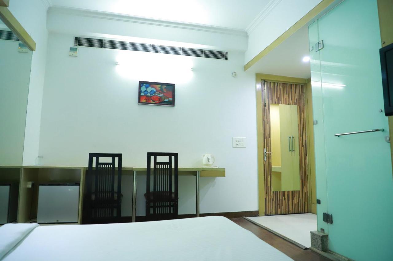 Hotel Parth Inn Газиабад Экстерьер фото